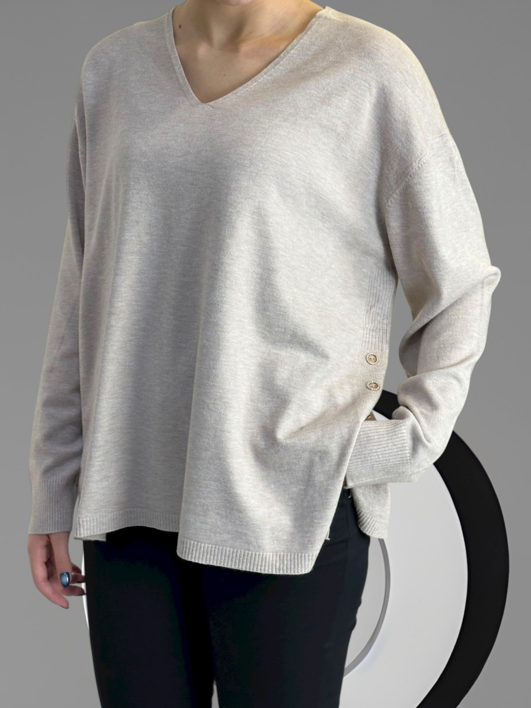 Πουλόβερ με V και διακοσμητικά κουμπιά – κομψότητα σε κάθε λεπτομέρεια Πουλόβερ με V και διακοσμητικά κουμπιά – κομψότητα σε κάθε λεπτομέρεια
