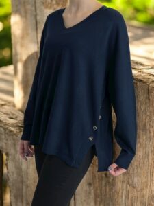 Πουλόβερ με V και διακοσμητικά κουμπιά – κομψότητα σε κάθε λεπτομέρεια