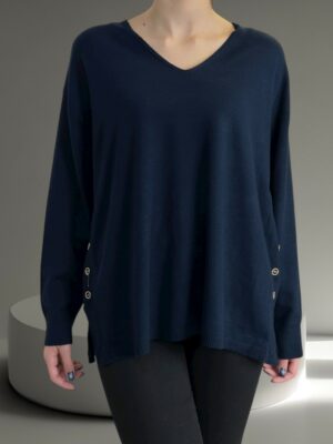 Πουλόβερ με V και διακοσμητικά κουμπιά – κομψότητα σε κάθε λεπτομέρεια