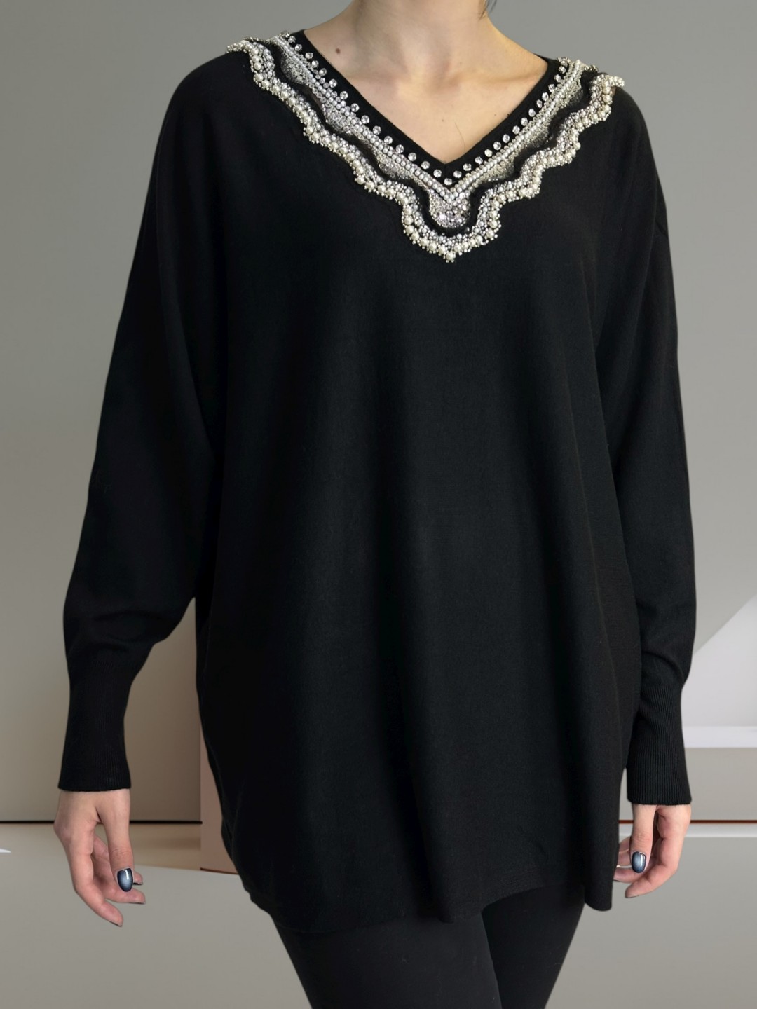 Πουλόβερ με εντυπωσιακό V ντεκολτέ – απλότητα με θηλυκότητα Πουλόβερ με εντυπωσιακό V ντεκολτέ – απλότητα με θηλυκότητα