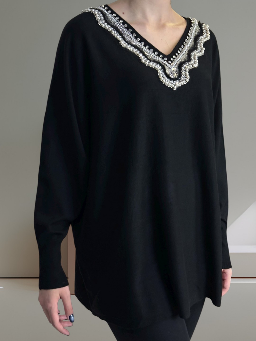 Πουλόβερ με εντυπωσιακό V ντεκολτέ – απλότητα με θηλυκότητα Πουλόβερ με εντυπωσιακό V ντεκολτέ – απλότητα με θηλυκότητα