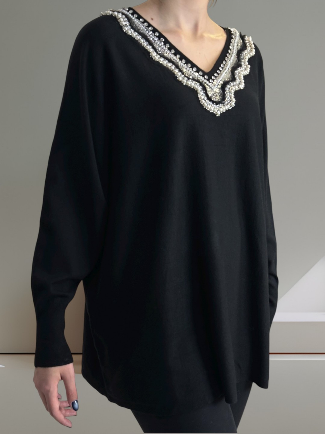 Πουλόβερ με εντυπωσιακό V ντεκολτέ – απλότητα με θηλυκότητα Πουλόβερ με εντυπωσιακό V ντεκολτέ – απλότητα με θηλυκότητα