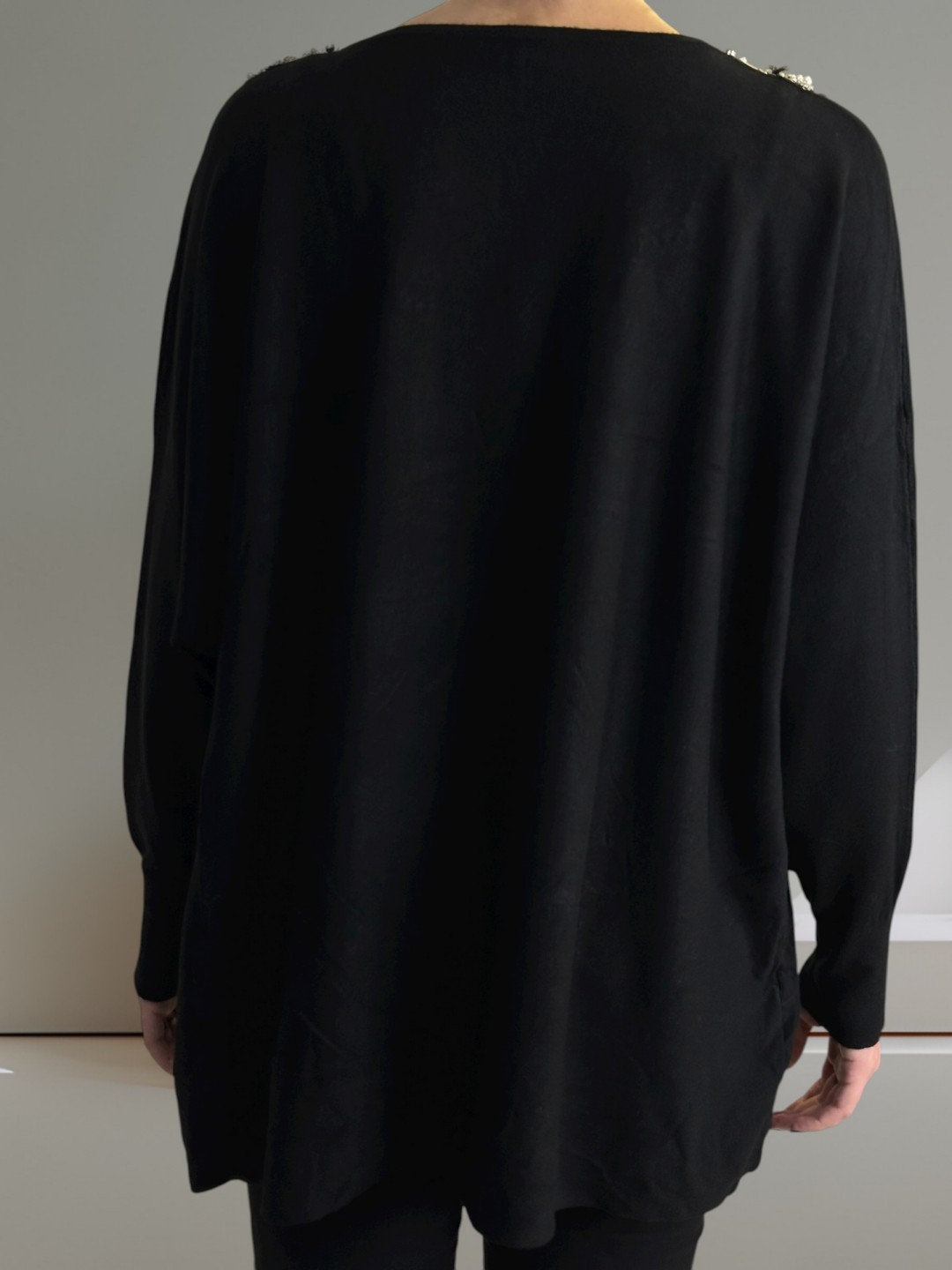 Πουλόβερ με εντυπωσιακό V ντεκολτέ – απλότητα με θηλυκότητα Πουλόβερ με εντυπωσιακό V ντεκολτέ – απλότητα με θηλυκότητα