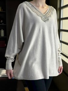 Πουλόβερ με εντυπωσιακό V ντεκολτέ – απλότητα με θηλυκότητα