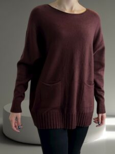 Πουλόβερ σε μαύρο χρώμα με εντυπωσιακές τσέπες εμπρός