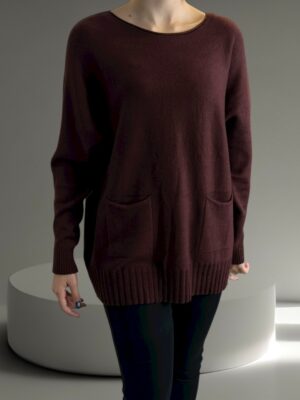 Πουλόβερ σε μαύρο χρώμα με εντυπωσιακές τσέπες εμπρός