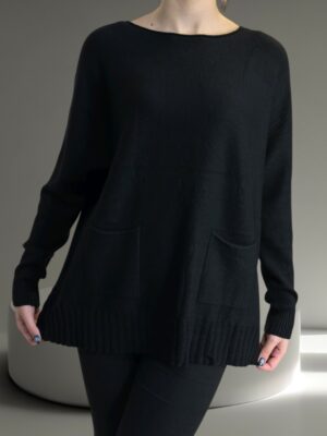 Πουλόβερ σε μαύρο χρώμα με εντυπωσιακές τσέπες εμπρός