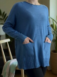 Πουλόβερ σε μπλρ χρώμα με εντυπωσιακές τσέπες εμπρός