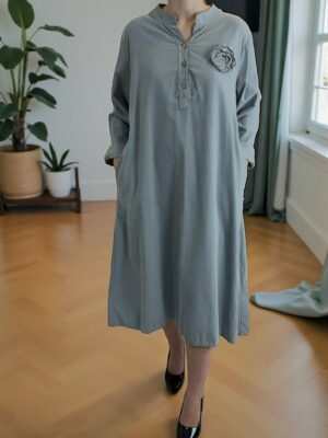 Κοτλέ φόρεμα με ιδιαίτερη λουλουδάτη λεπτομέρεια