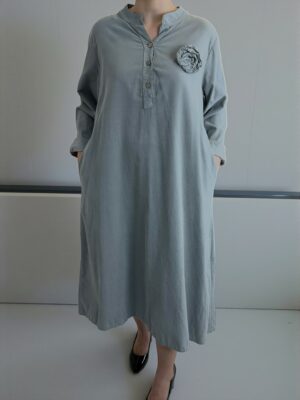 Κοτλέ φόρεμα με ιδιαίτερη λουλουδάτη λεπτομέρεια