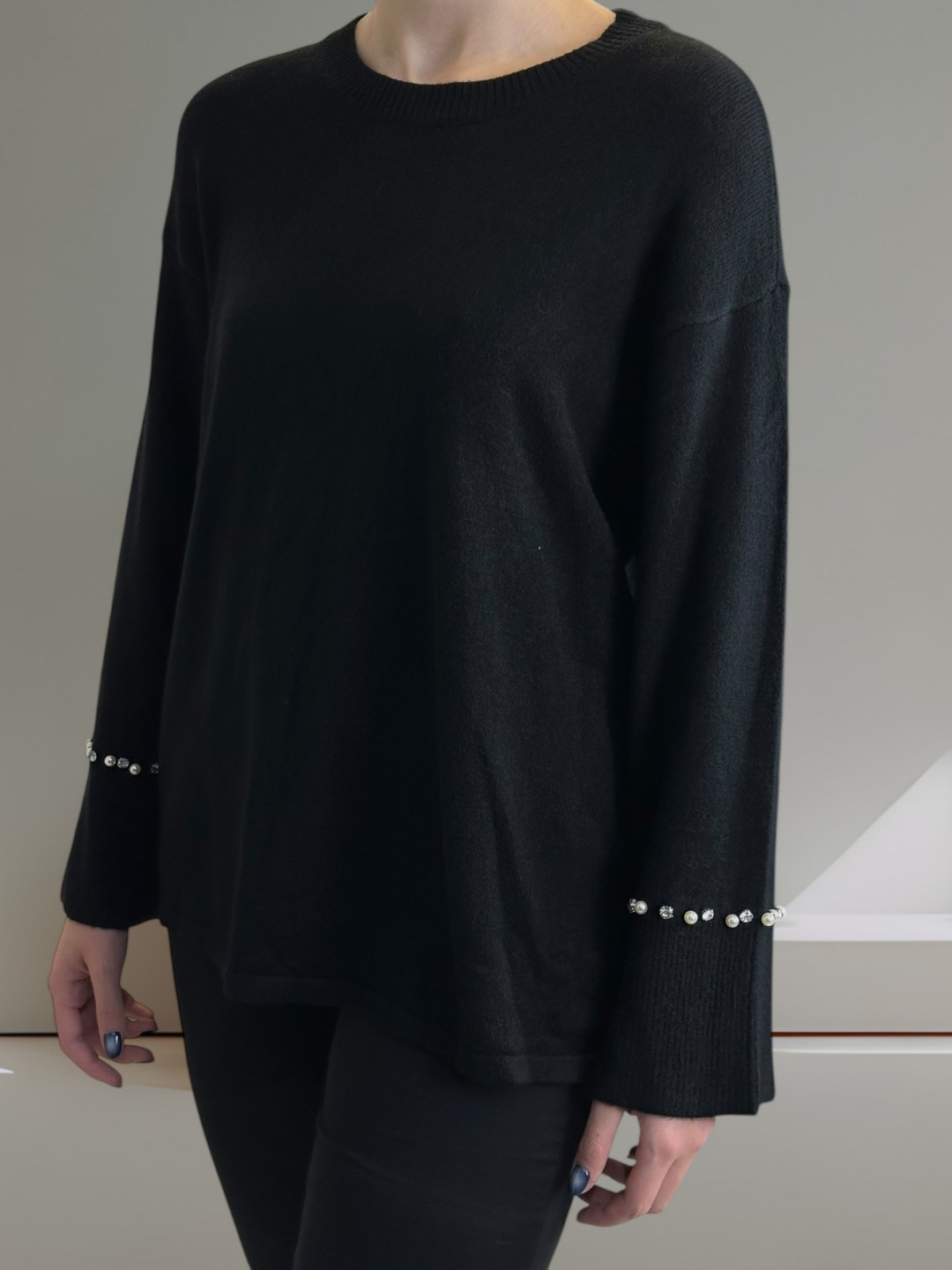 Κομψή Μπλούζα με Πέρλες στα Μανίκια και Απαλό Φραμπαλά Κομψή Μπλούζα με Πέρλες στα Μανίκια και Απαλό Φραμπαλά