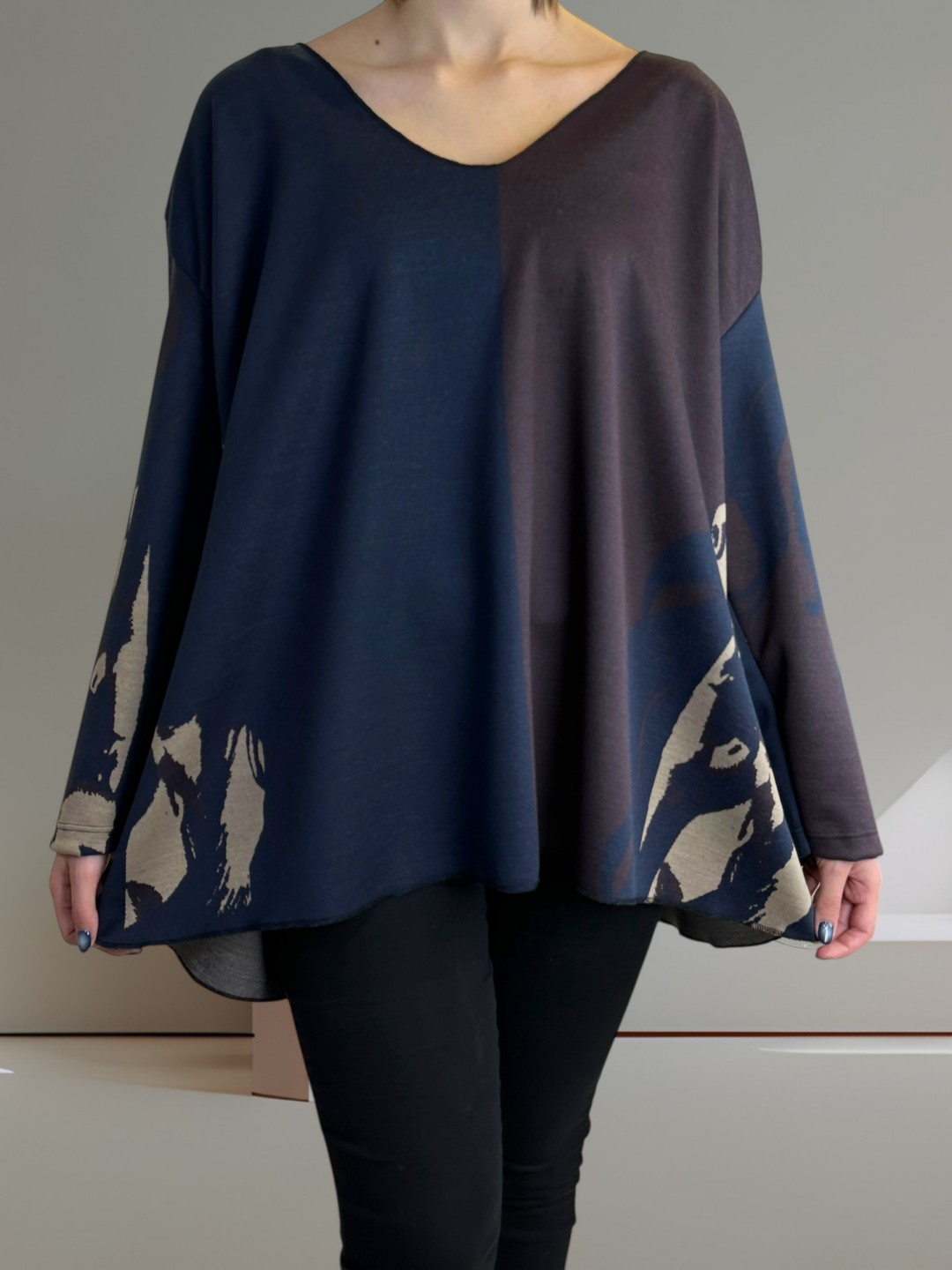 Ελαφριά Μπλούζα με Θηλυκή V Γραμμή Ελαφριά Μπλούζα με Θηλυκή V Γραμμή