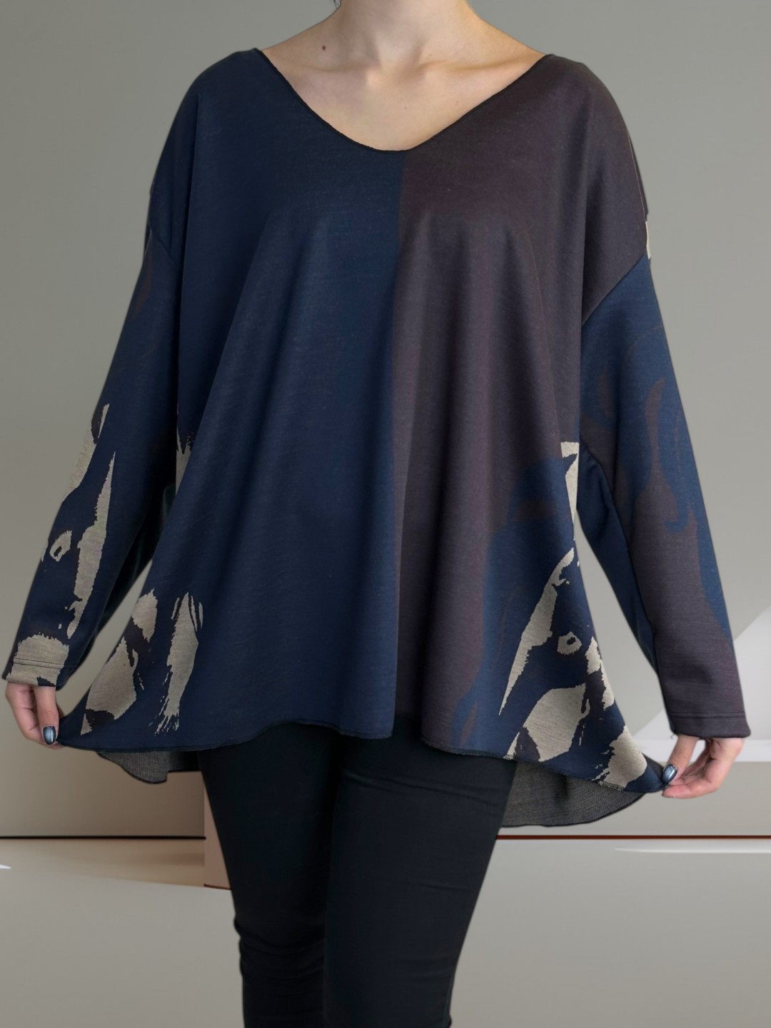 Ελαφριά Μπλούζα με Θηλυκή V Γραμμή Ελαφριά Μπλούζα με Θηλυκή V Γραμμή