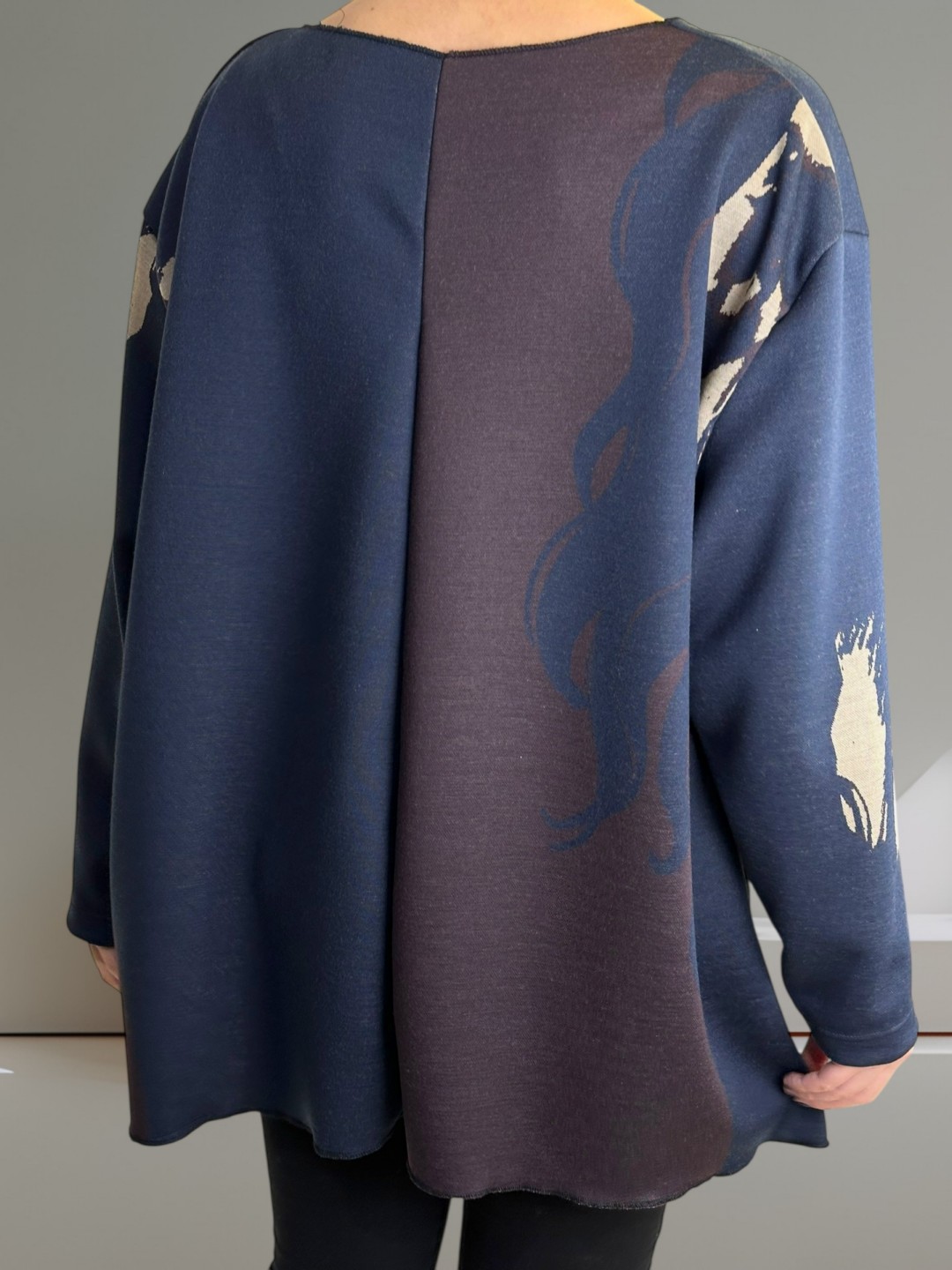 Ελαφριά Μπλούζα με Θηλυκή V Γραμμή Ελαφριά Μπλούζα με Θηλυκή V Γραμμή