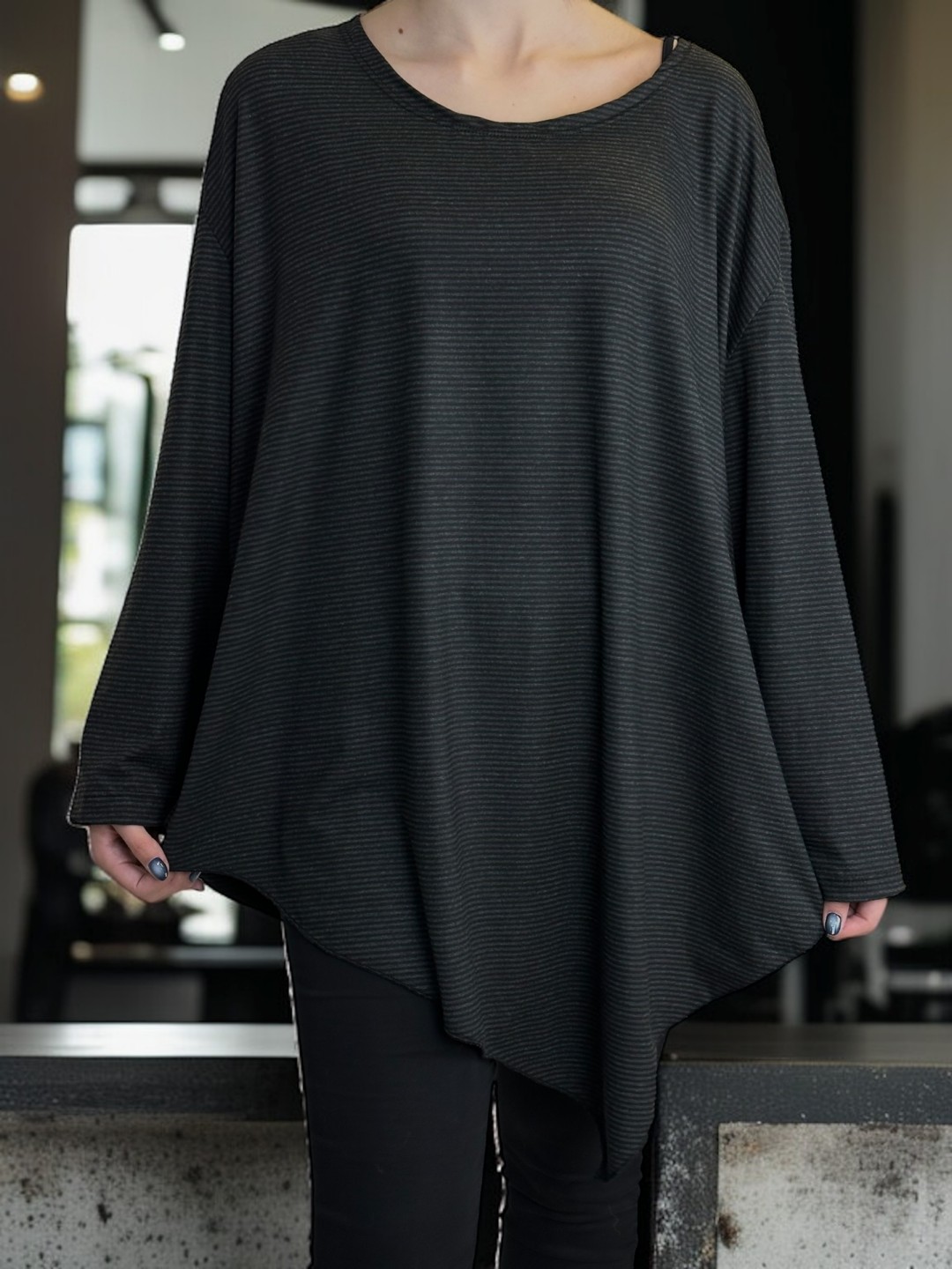 Εντυπωσιακή Μπλούζα με Ασύμμετρο Ντιζάιν Εντυπωσιακή Μπλούζα με Ασύμμετρο Ντιζάιν