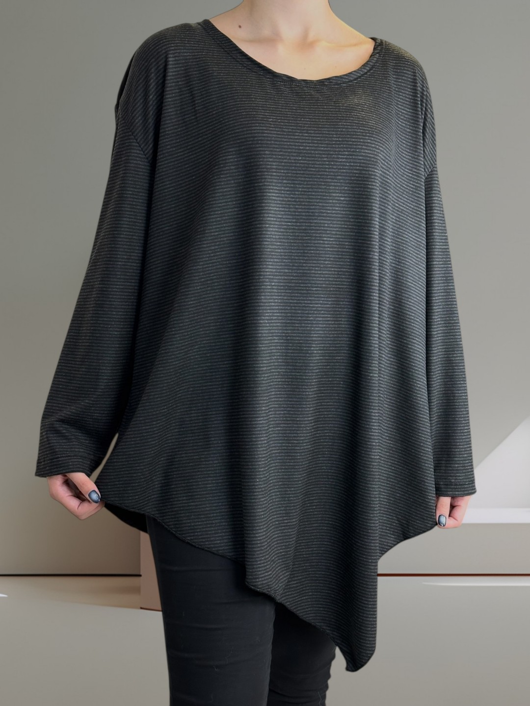 Εντυπωσιακή Μπλούζα με Ασύμμετρο Ντιζάιν Εντυπωσιακή Μπλούζα με Ασύμμετρο Ντιζάιν