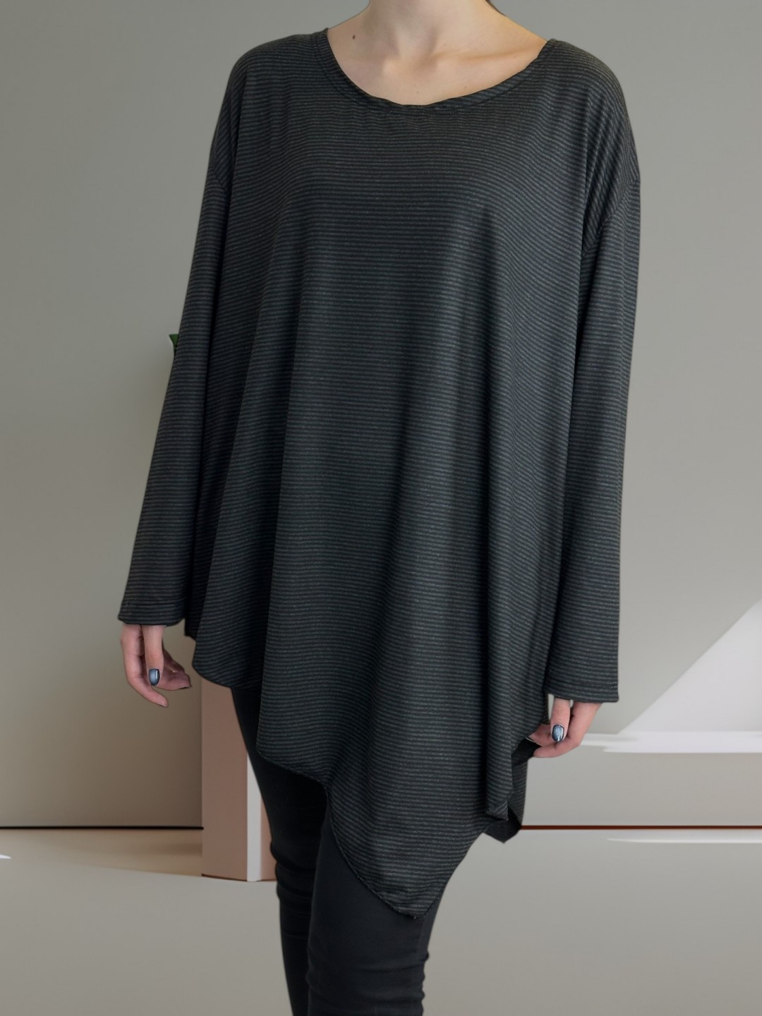 Εντυπωσιακή Μπλούζα με Ασύμμετρο Ντιζάιν Εντυπωσιακή Μπλούζα με Ασύμμετρο Ντιζάιν