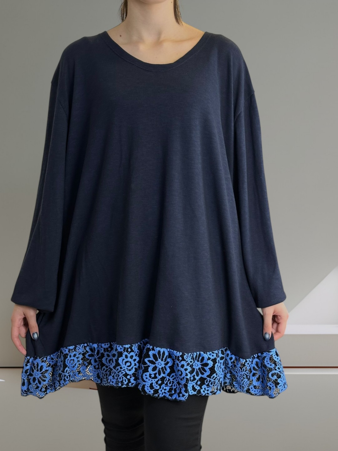 Μπλούζα με Δαντελένιο Τελείωμα Μπλούζα με Δαντελένιο Τελείωμα