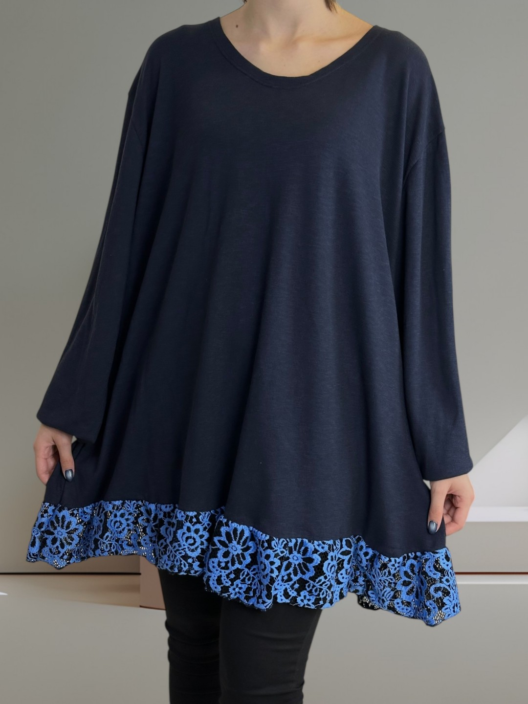 Μπλούζα με Δαντελένιο Τελείωμα Μπλούζα με Δαντελένιο Τελείωμα