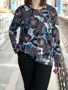 Μπλούζα με Μοντέρνο Γραφικό Μοτίβο