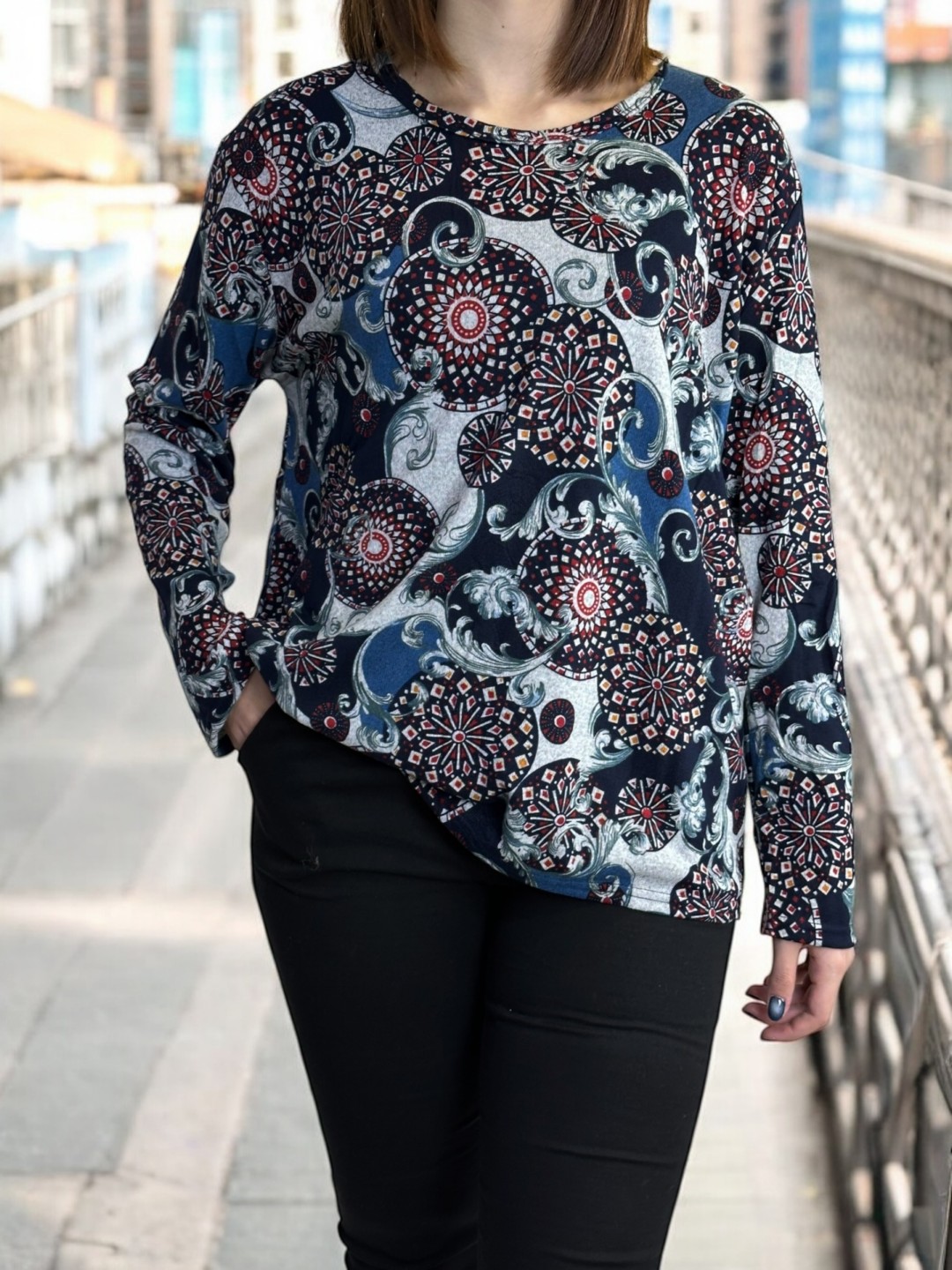 Μπλούζα με Μοντέρνο Γραφικό Μοτίβο Μπλούζα με Μοντέρνο Γραφικό Μοτίβο