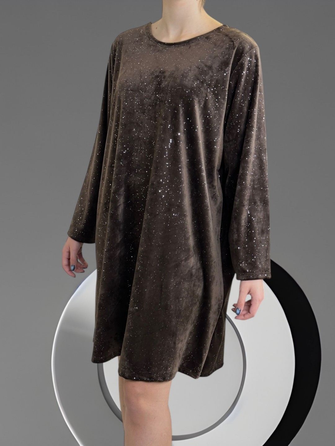 Βελούδινο Φόρεμα με Αστραφτερές Λεπτομέρειες για Λαμπερές Εμφανίσεις Βελούδινο Φόρεμα με Αστραφτερές Λεπτομέρειες για Λαμπερές Εμφανίσεις