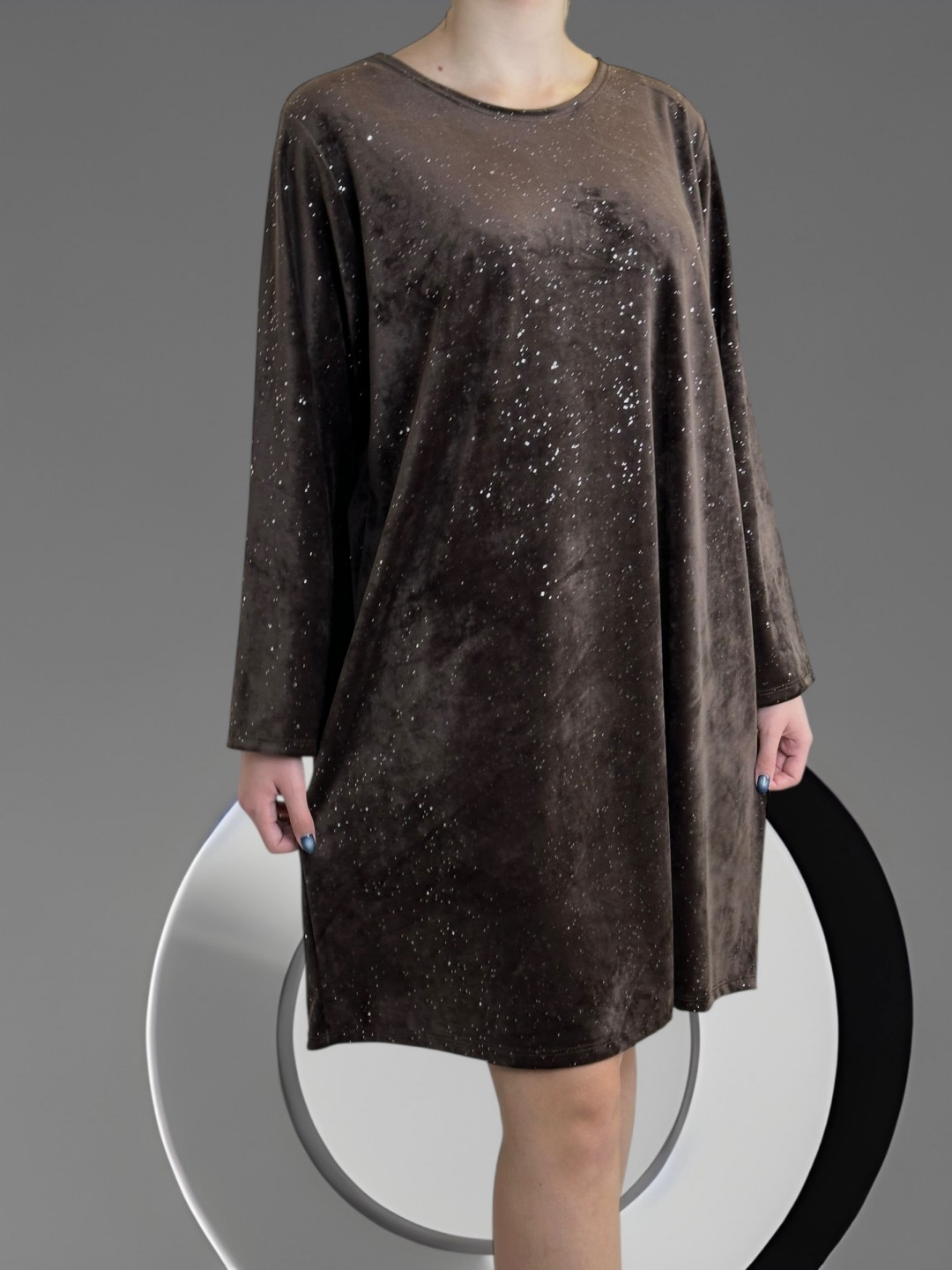 Βελούδινο Φόρεμα με Αστραφτερές Λεπτομέρειες για Λαμπερές Εμφανίσεις Βελούδινο Φόρεμα με Αστραφτερές Λεπτομέρειες για Λαμπερές Εμφανίσεις