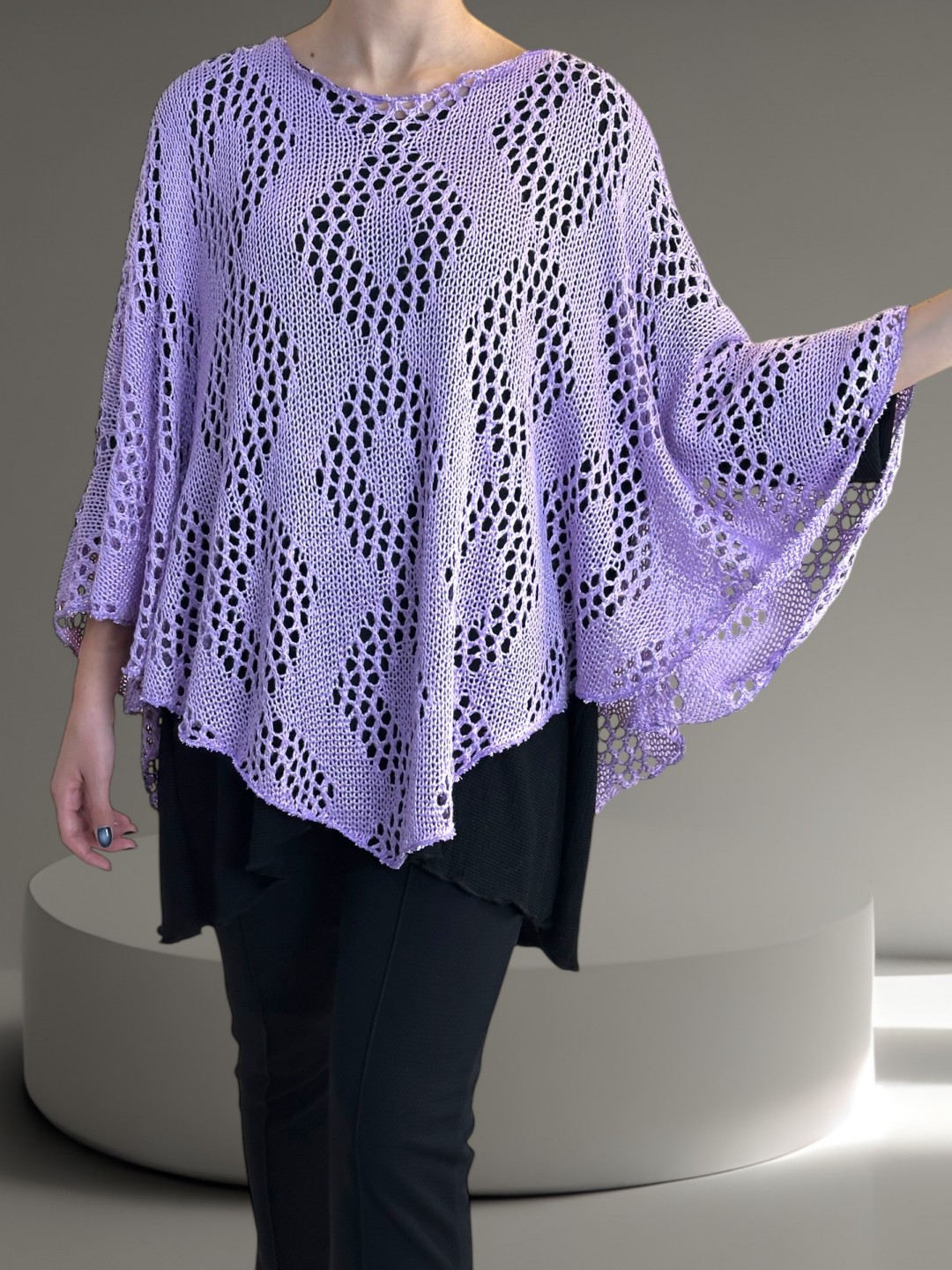 Δικτυωτή Λιλά Κάπα για Κομψό Layering Δικτυωτή Λιλά Κάπα για Κομψό Layering