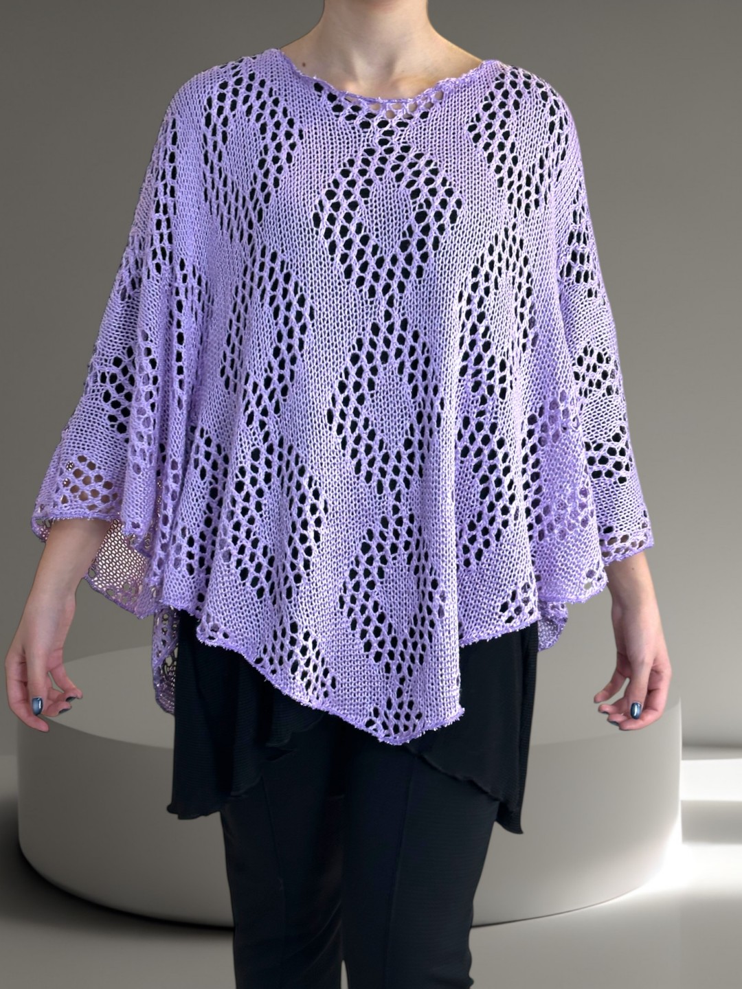 Δικτυωτή Λιλά Κάπα για Κομψό Layering Δικτυωτή Λιλά Κάπα για Κομψό Layering