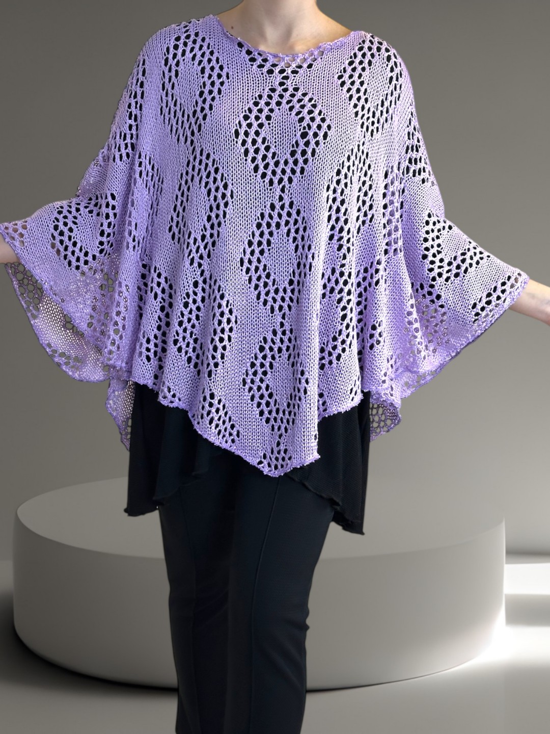 Δικτυωτή Λιλά Κάπα για Κομψό Layering Δικτυωτή Λιλά Κάπα για Κομψό Layering