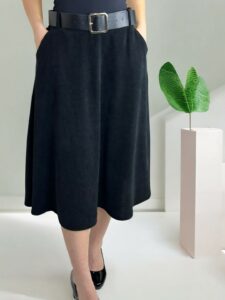 Κοτλέ Φούστα με Λεπτή Ρίγα και Κομψή Γραμμή