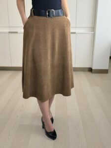 Κοτλέ Φούστα με Λεπτή Ρίγα και Κομψή Γραμμή