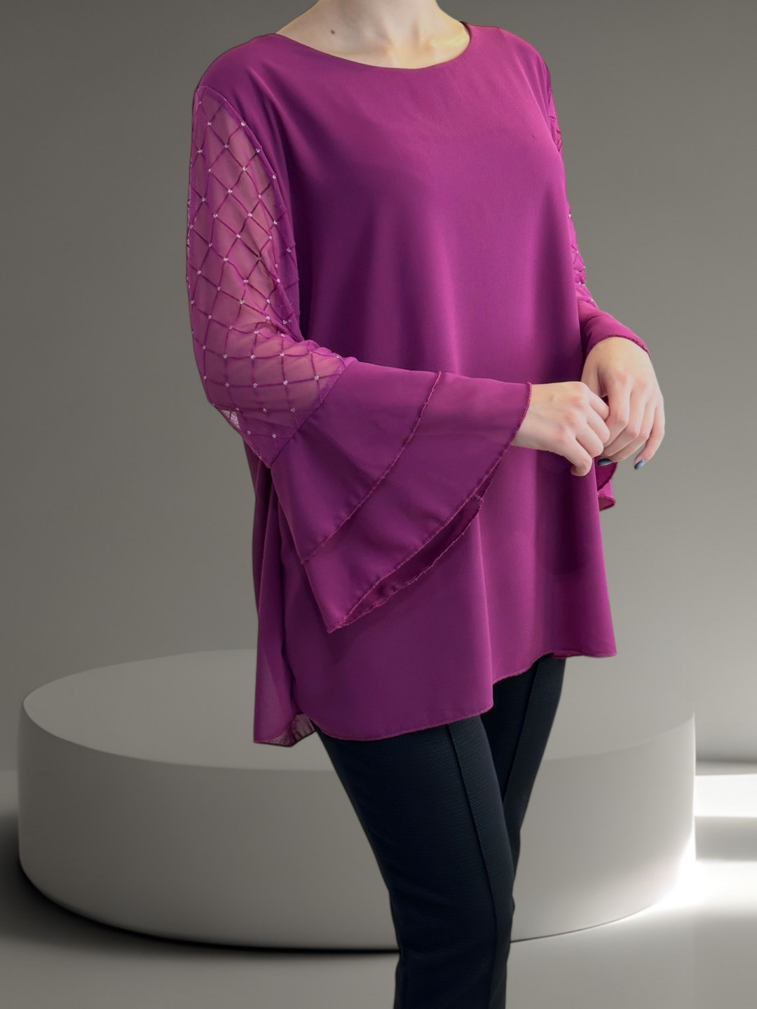 Μπλούζα με Διάφανες Πινελιές και Μανίκια στολισμένα με Στρας Μπλούζα με Διάφανες Πινελιές και Μανίκια στολισμένα με Στρας