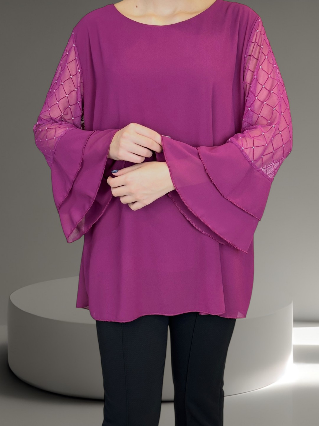 Μπλούζα με Διάφανες Πινελιές και Μανίκια στολισμένα με Στρας Μπλούζα με Διάφανες Πινελιές και Μανίκια στολισμένα με Στρας