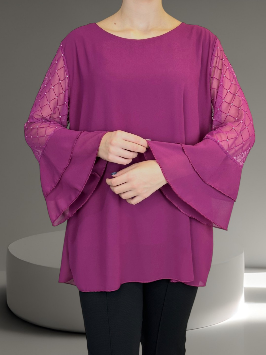 Μπλούζα με Διάφανες Πινελιές και Μανίκια στολισμένα με Στρας Μπλούζα με Διάφανες Πινελιές και Μανίκια στολισμένα με Στρας