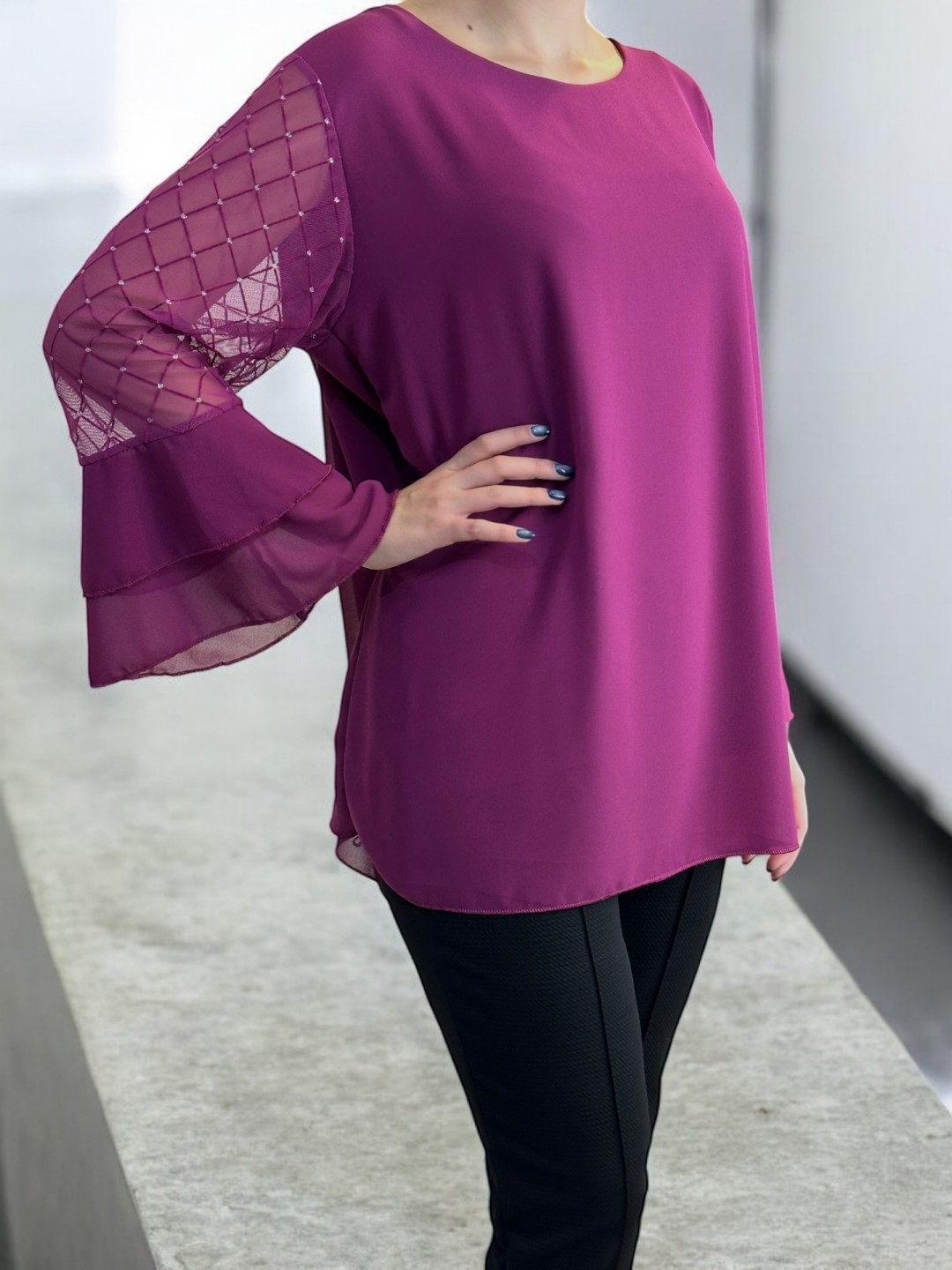 Μπλούζα με Διάφανες Πινελιές και Μανίκια στολισμένα με Στρας Μπλούζα με Διάφανες Πινελιές και Μανίκια στολισμένα με Στρας