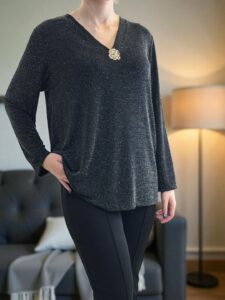 Μπλούζα Λούρεξ με V και Φίνα Λουλουδένια Διακόσμηση