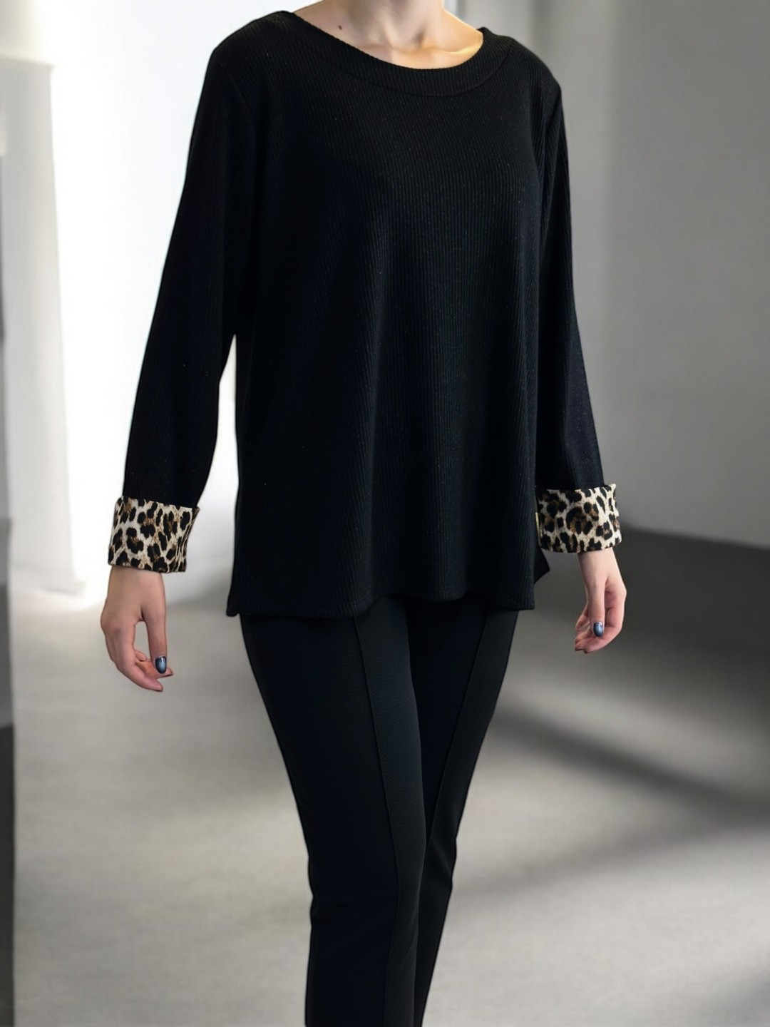 Λαμπερή Μπλούζα με Διακριτικές Λεοπάρ Πινελιές Λαμπερή Μπλούζα με Διακριτικές Λεοπάρ Πινελιές