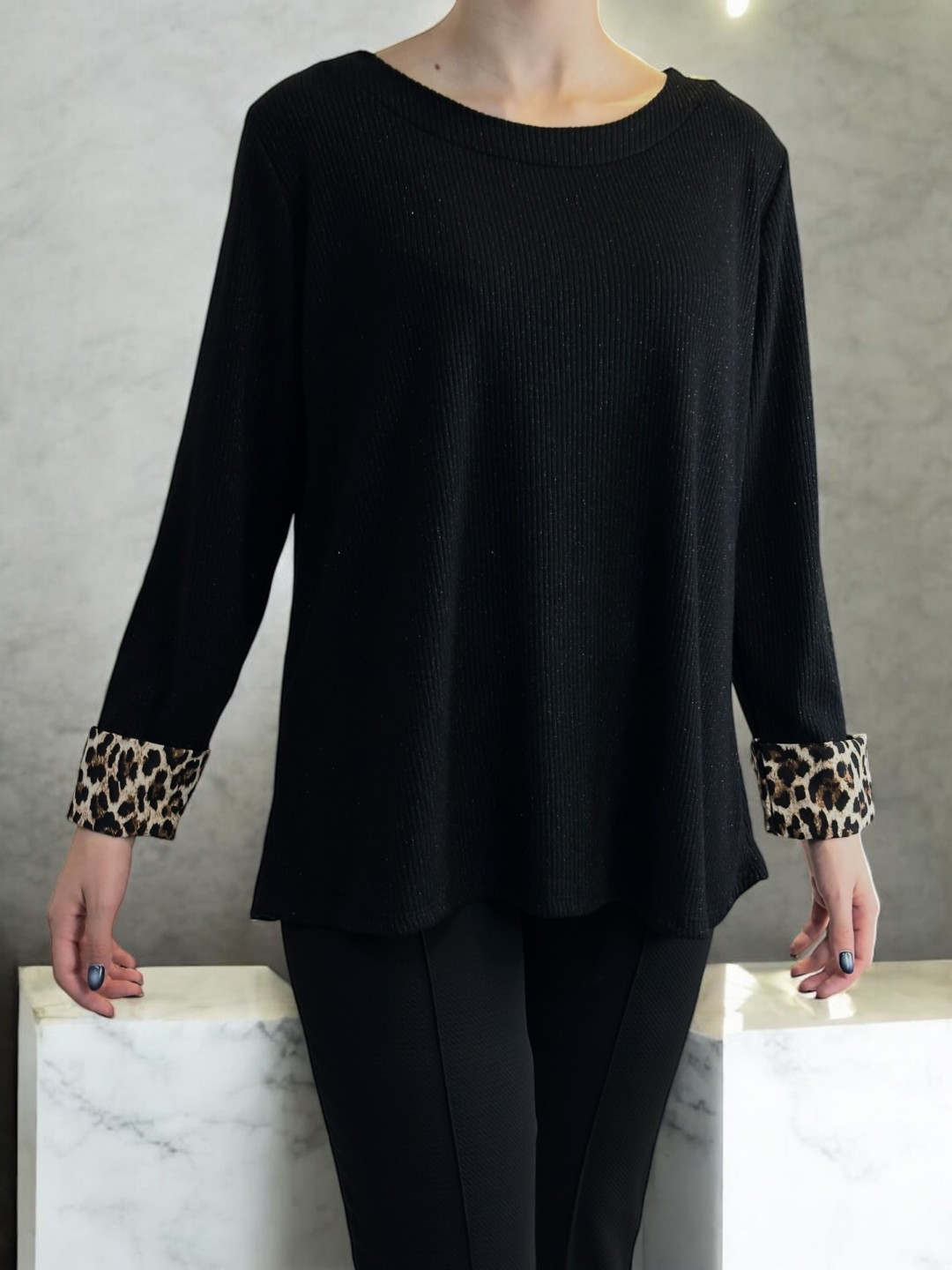 Λαμπερή Μπλούζα με Διακριτικές Λεοπάρ Πινελιές Λαμπερή Μπλούζα με Διακριτικές Λεοπάρ Πινελιές