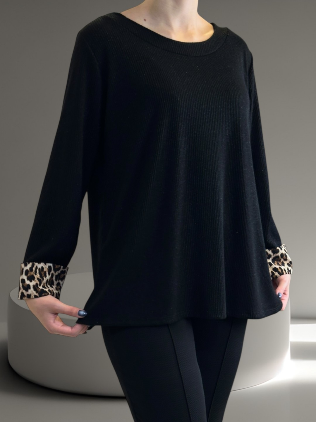 Λαμπερή Μπλούζα με Διακριτικές Λεοπάρ Πινελιές Λαμπερή Μπλούζα με Διακριτικές Λεοπάρ Πινελιές