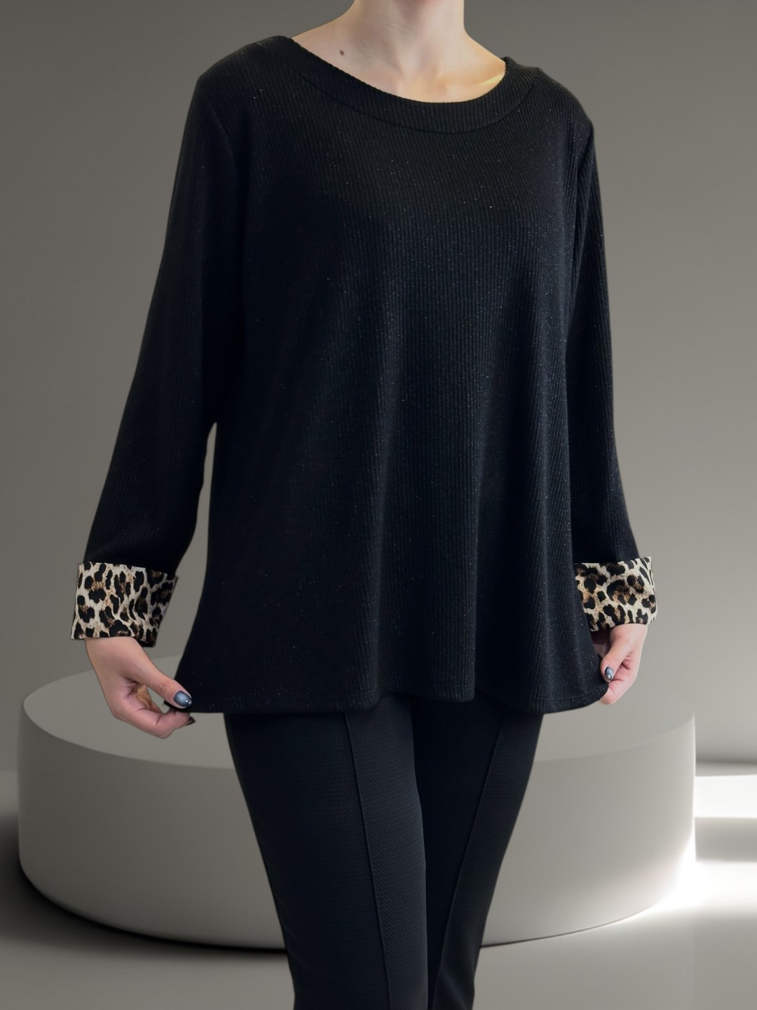 Λαμπερή Μπλούζα με Διακριτικές Λεοπάρ Πινελιές Λαμπερή Μπλούζα με Διακριτικές Λεοπάρ Πινελιές