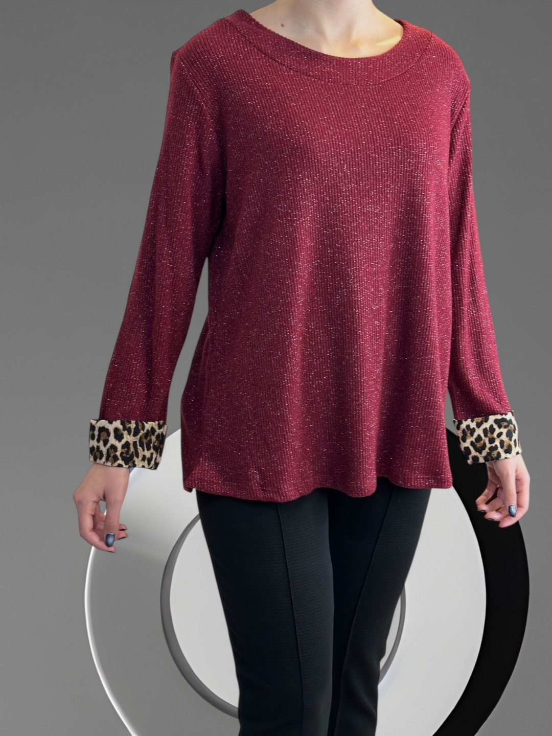 Λαμπερή Μπλούζα με Διακριτικές Λεοπάρ Πινελιές Λαμπερή Μπλούζα με Διακριτικές Λεοπάρ Πινελιές