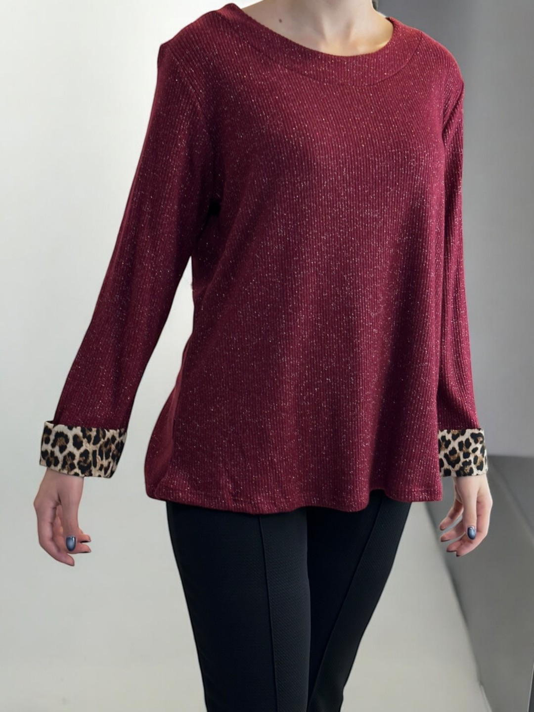 Λαμπερή Μπλούζα με Διακριτικές Λεοπάρ Πινελιές Λαμπερή Μπλούζα με Διακριτικές Λεοπάρ Πινελιές