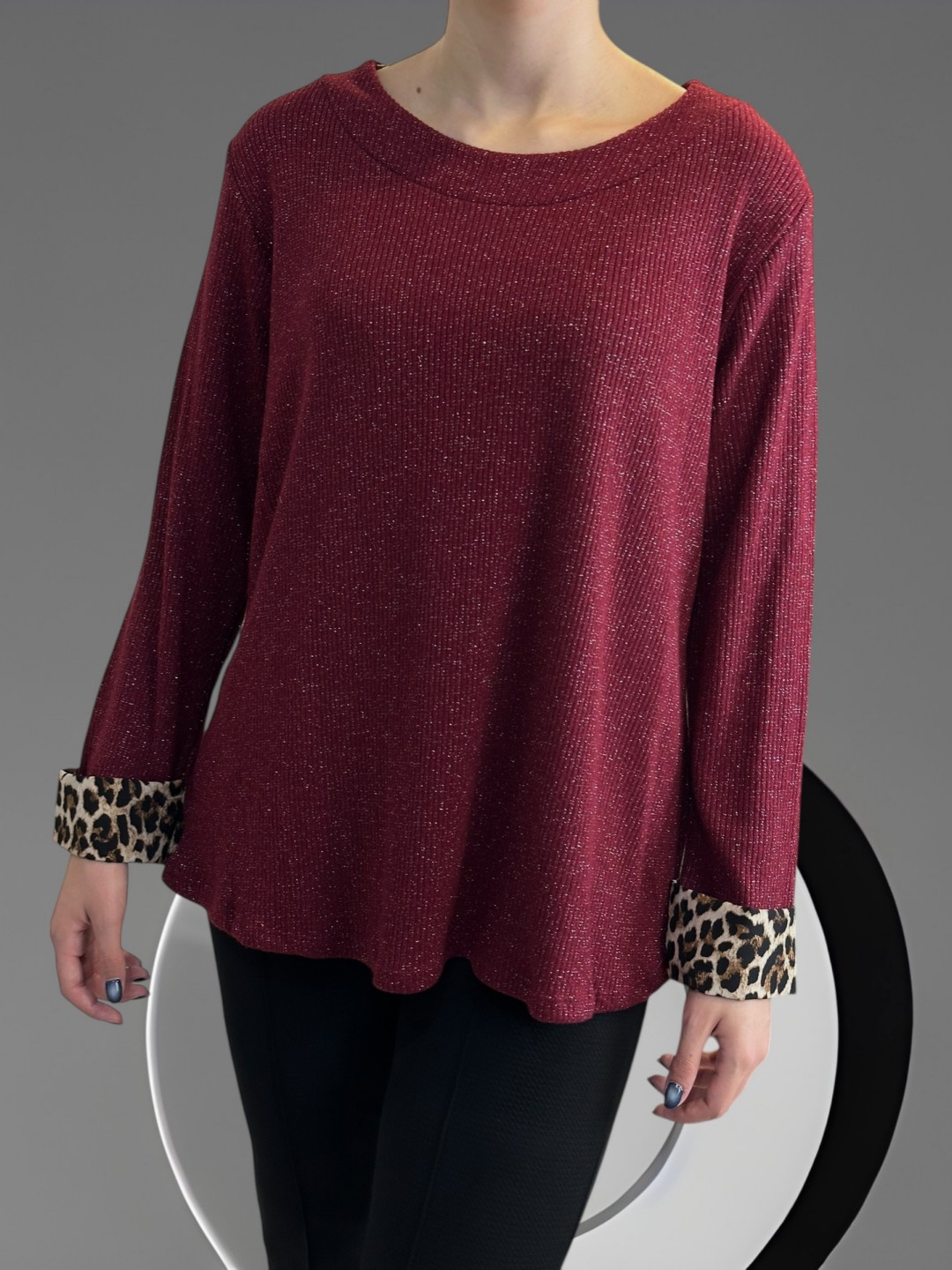 Λαμπερή Μπλούζα με Διακριτικές Λεοπάρ Πινελιές Λαμπερή Μπλούζα με Διακριτικές Λεοπάρ Πινελιές