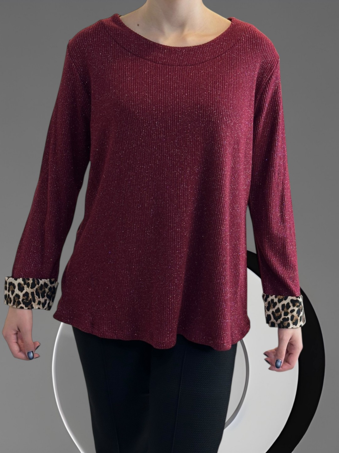 Λαμπερή Μπλούζα με Διακριτικές Λεοπάρ Πινελιές Λαμπερή Μπλούζα με Διακριτικές Λεοπάρ Πινελιές