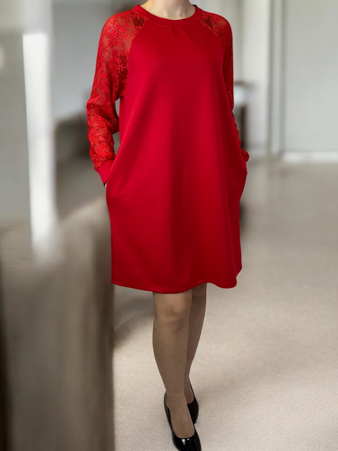 Φόρεμα με Διάφανα Δαντελένια Μανίκια Φόρεμα με Διάφανα Δαντελένια Μανίκια