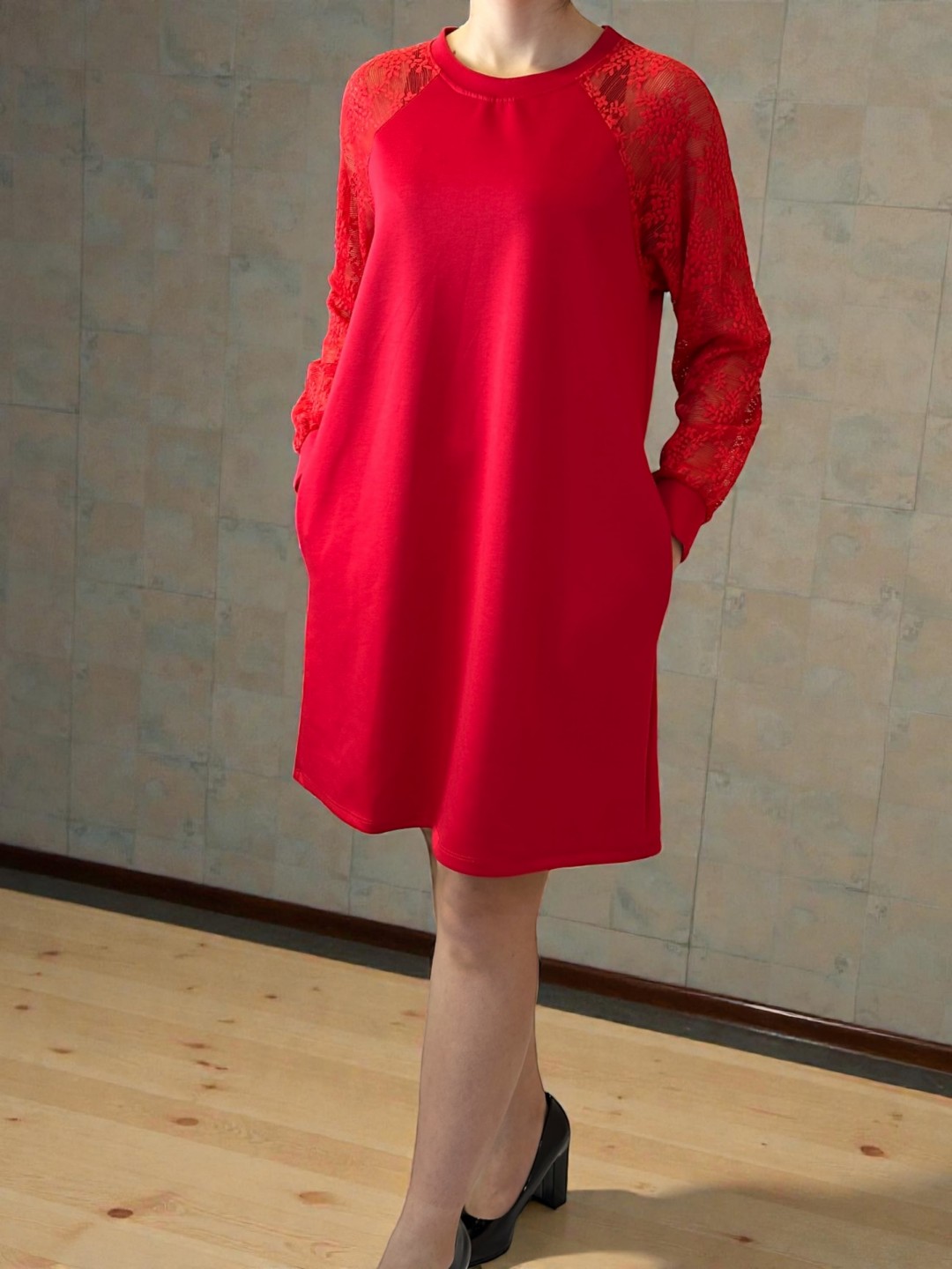 Φόρεμα με Διάφανα Δαντελένια Μανίκια Φόρεμα με Διάφανα Δαντελένια Μανίκια