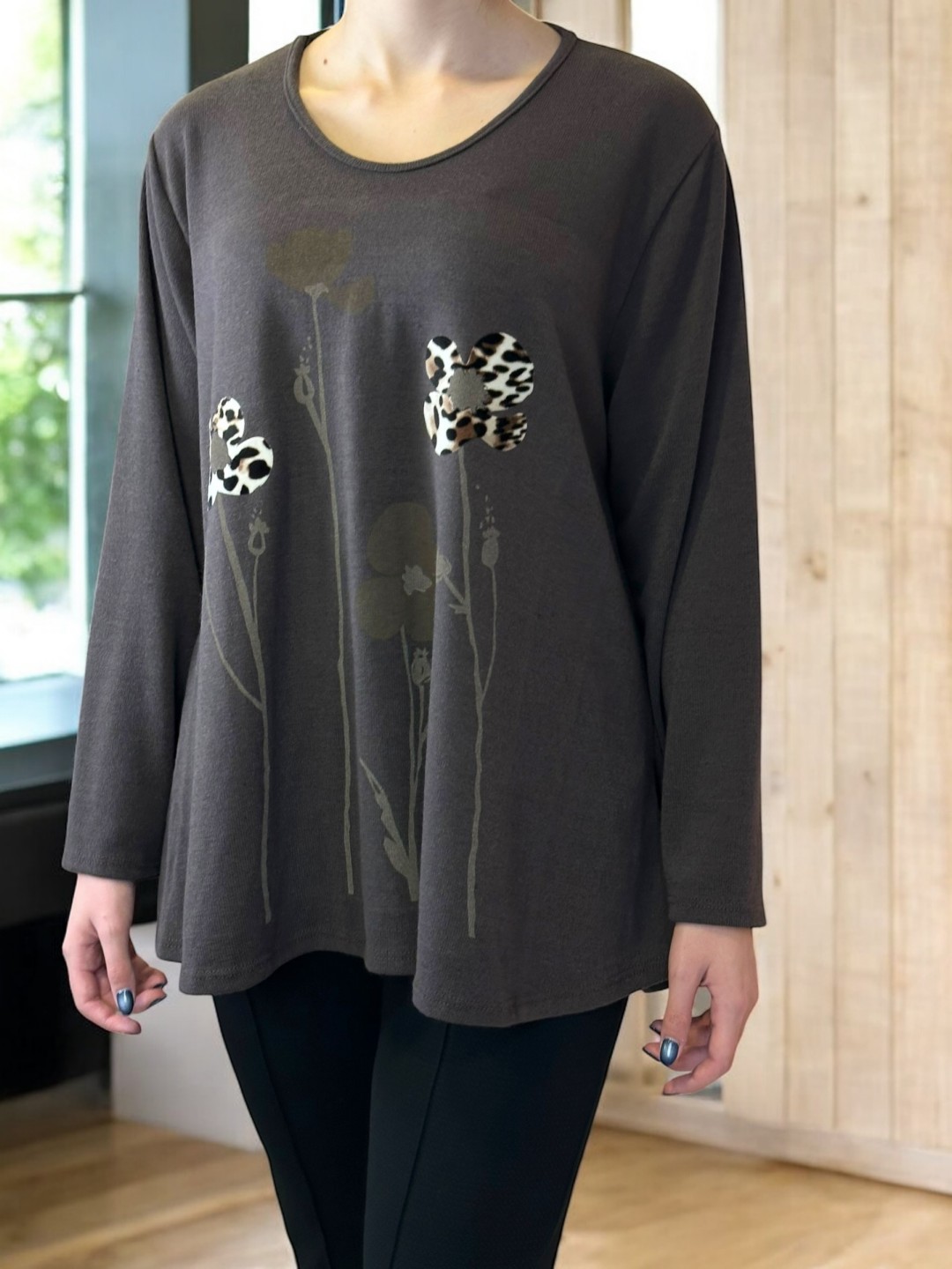 Γυναικεία Μπλούζα με Λεοπάρ Λουλουδάτο Μοτίβο Γυναικεία Μπλούζα με Λεοπάρ Λουλουδάτο Μοτίβο