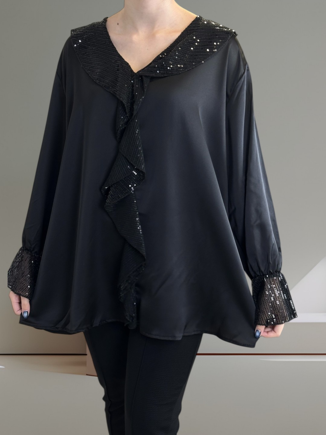Chic Σατέν Μπλούζα με Βολάν Διακοσμημένο με Παγιέτες Chic Σατέν Μπλούζα με Βολάν Διακοσμημένο με Παγιέτες