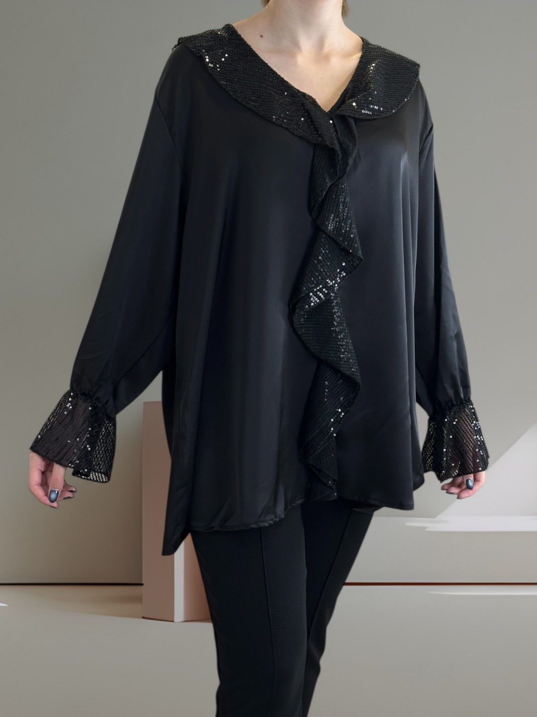 Chic Σατέν Μπλούζα με Βολάν Διακοσμημένο με Παγιέτες Chic Σατέν Μπλούζα με Βολάν Διακοσμημένο με Παγιέτες